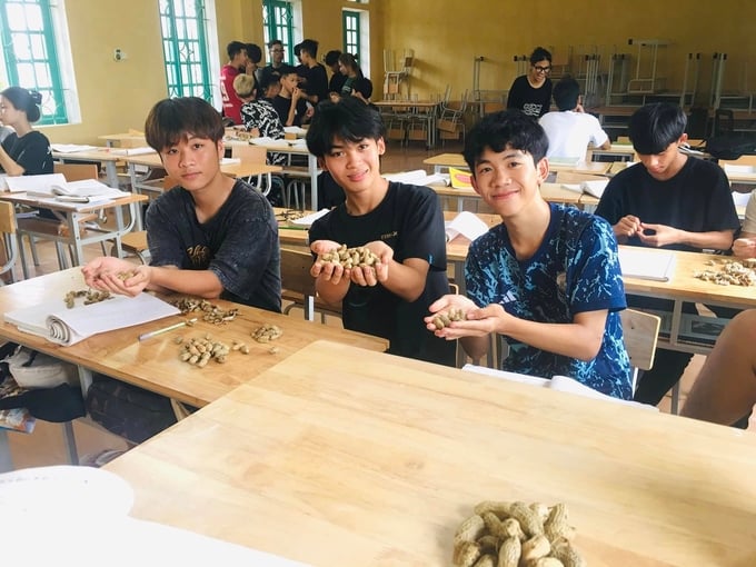 Students at Nam Dinh Agriculture High School. Photo: Hoang Anh.