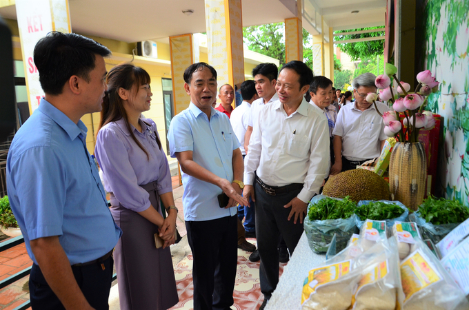 Delegates visit agricultural products of My Duc district. Photo: Duong Dinh Tuong.