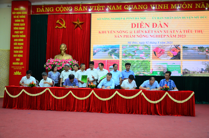 Sign a cooperation agreement on product consumption at the forum of Agricultural Extension @ Linking the production and consumption of products. Photo: Duong Dinh Tuong.