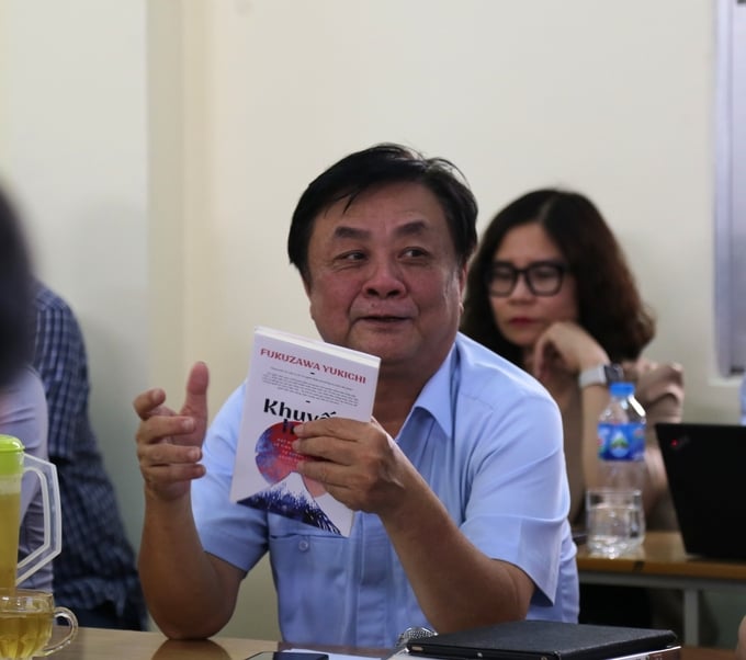 Minister Le Minh Hoan said he would replicate the high school model in the training system of the Ministry of Agriculture and Rural Development. Photo: Hoang Anh.