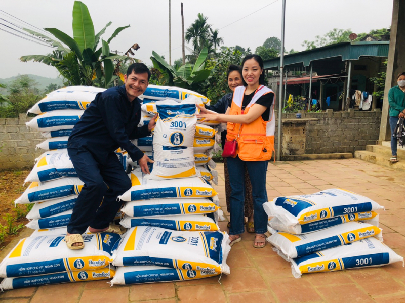 Gia đình Thuận nhận hỗ trợ thức ăn chăn nuôi từ Tập đoàn Mavin. Ảnh: Quốc Toản.