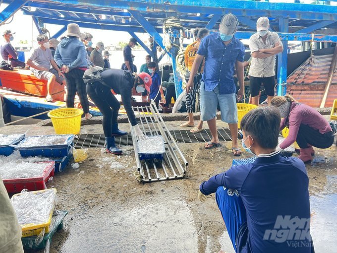 Ca Mau province ensures 100% of fishermen understand the basic provisions of the law on fishing. Photo: Trong Linh.