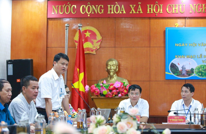 Ông Lương Thành Chung (đứng), Trưởng phòng NN-PTNT huyện Chi Lăng thông tin về sự kiện bán đấu giá na Chi Lăng tại buổi họp báo. Ảnh: Hùng Khang.