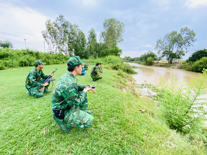 The Border Guard unit in Song Trang, Tan Hung District, has intensified patrols, controls, and prevention of illegal trading and transportation of pigs, other livestock, and livestock products across the border. Photo: Le Hoang Vu.