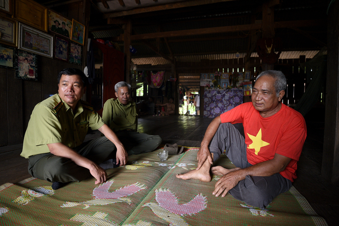 Ma Nha (red shirt) talks with the rangers of Yok Don National Park, Mr. Phan Thanh Hoa sits on the far left. Photo: Tung Dinh.