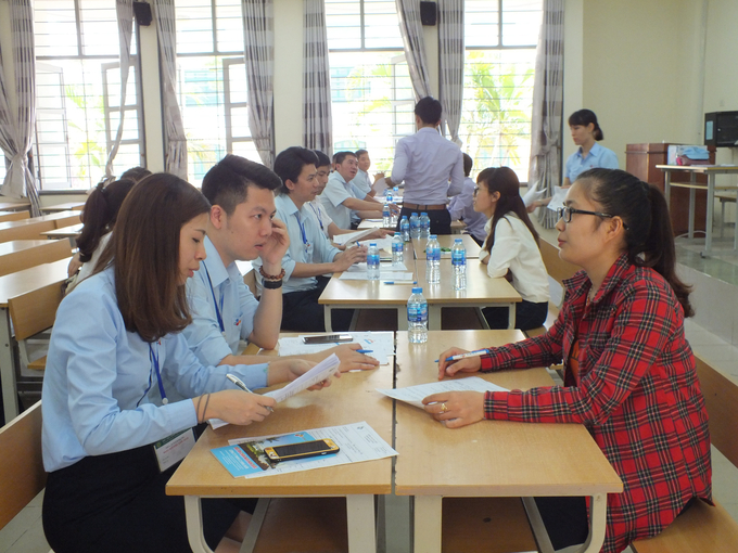 The annual job fair organized by Vietnam National University of Agriculture attracts a large number of businesses in the agricultural sector wishing to recruit quality human resources. Photo: Le Ben.