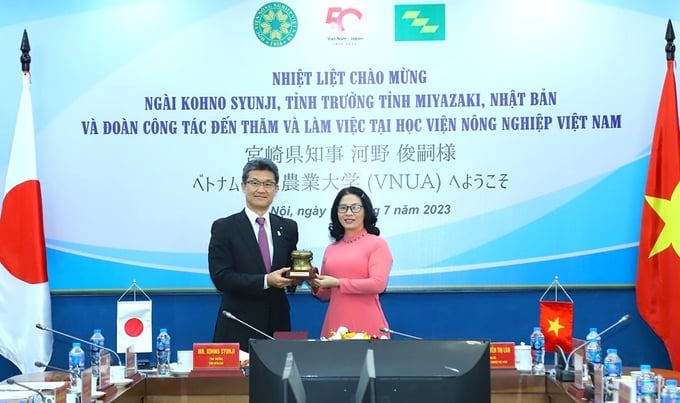 Vietnam National University of Agriculture cooperates extensively and closely with international businesses and organizations to improve education quality. Photo: HA.
