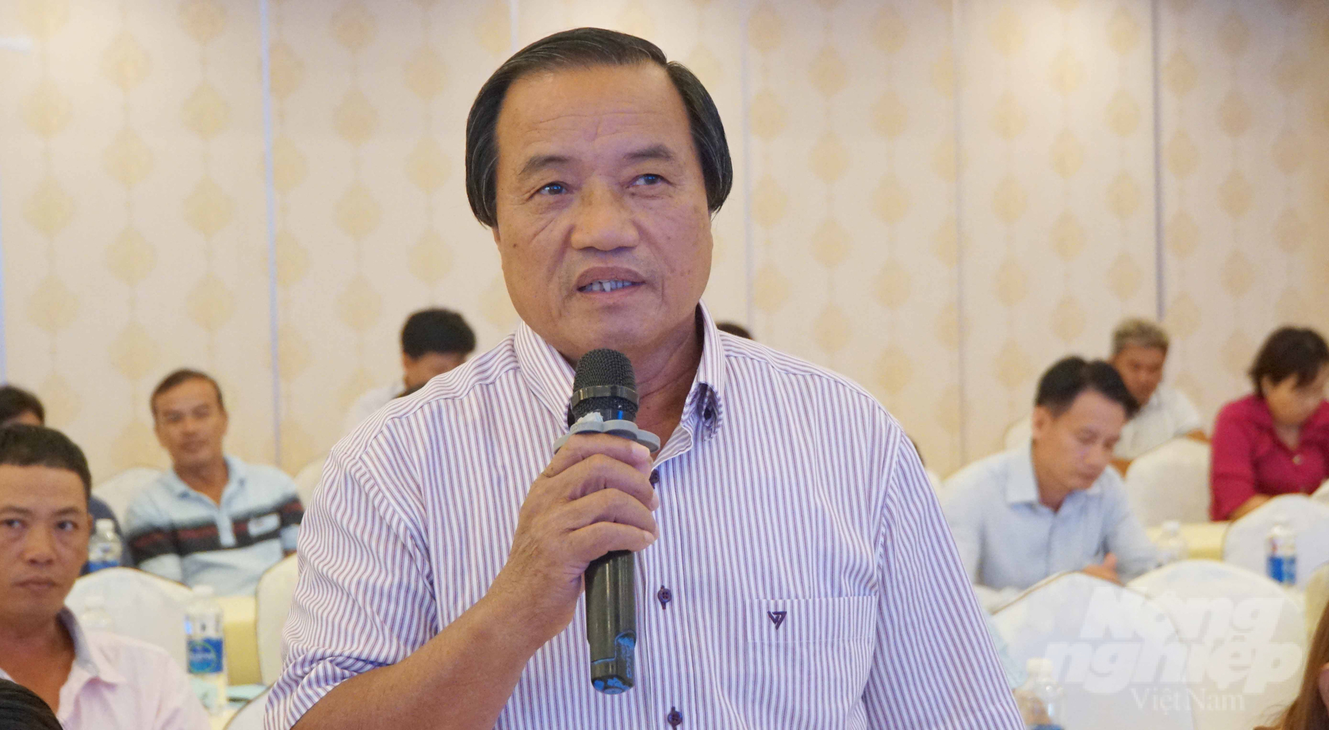 Ông Lê Văn Quyết, Chủ tịch HĐQT HTX Nông nghiệp công nghệ cao Long Thành Phát chia sẻ về những hiệu quả của việc liên kết sản xuất. Ảnh: Lê Bình.