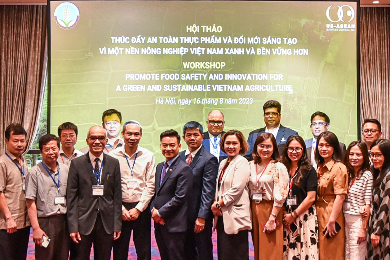 Hội thảo 'Thúc đẩy an toàn thực phẩm và đổi mới sáng tạo vì một nền nông nghiệp Việt Nam xanh và bền vững hơn' được tổ chức tại Hà Nội, chiều 16/8. Ảnh: Quỳnh Chi.