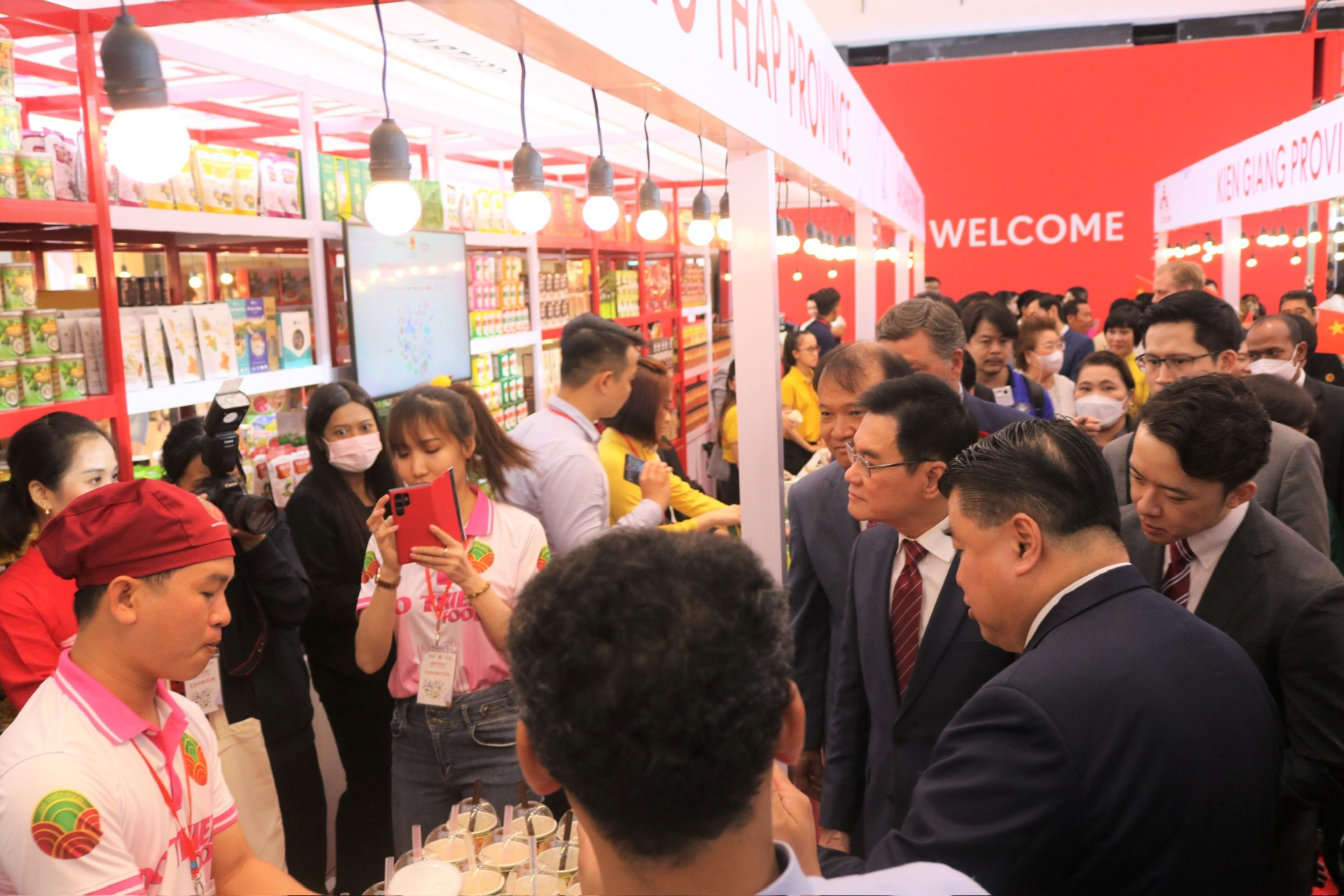 Delegates visit the food court, Southern specialties of Vietnam.