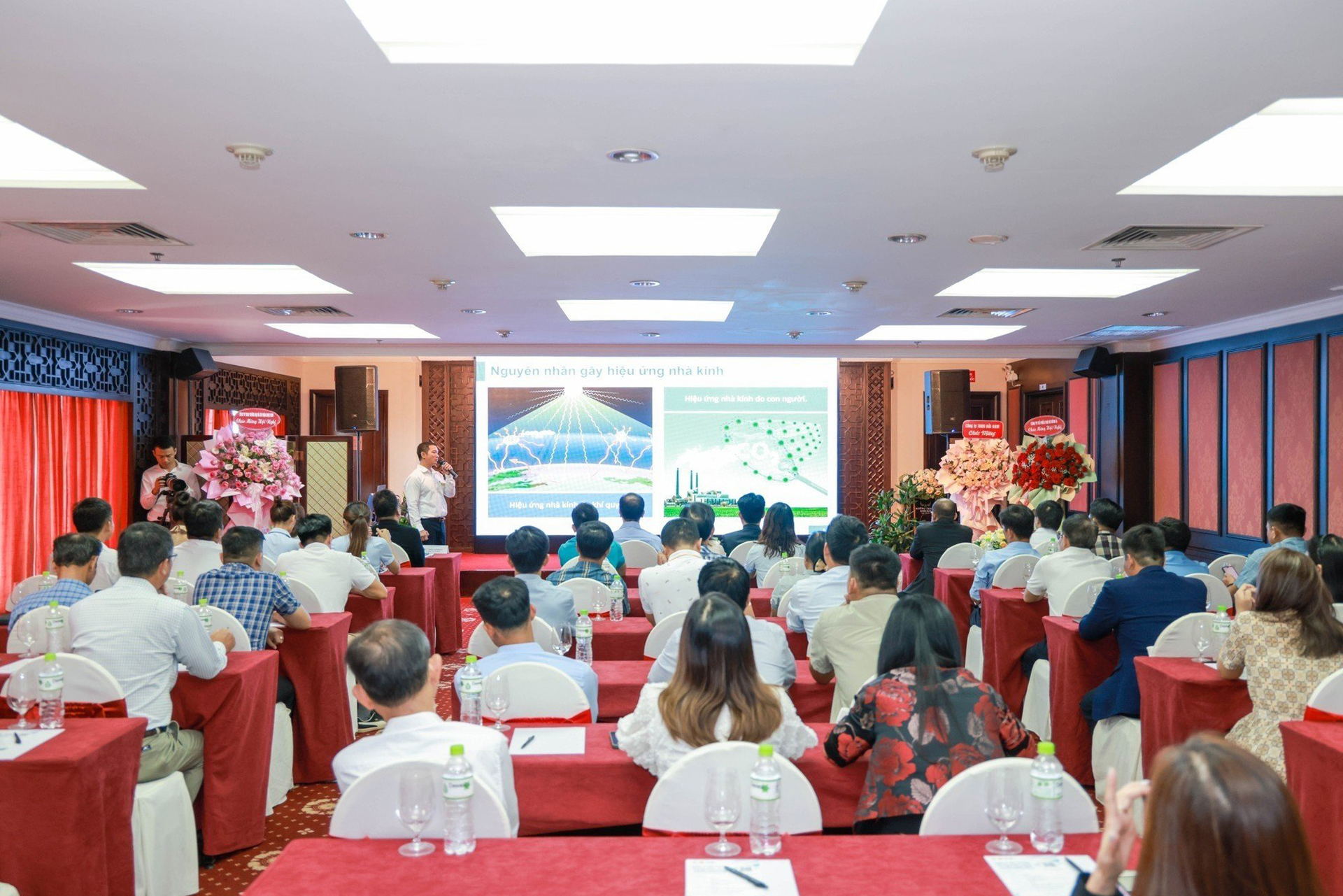 Đại diện Phòng Đánh giá và Phát triển nguồn cung ứng trình bày về 'Phương pháp quản lý phát thải khí nhà kính'.