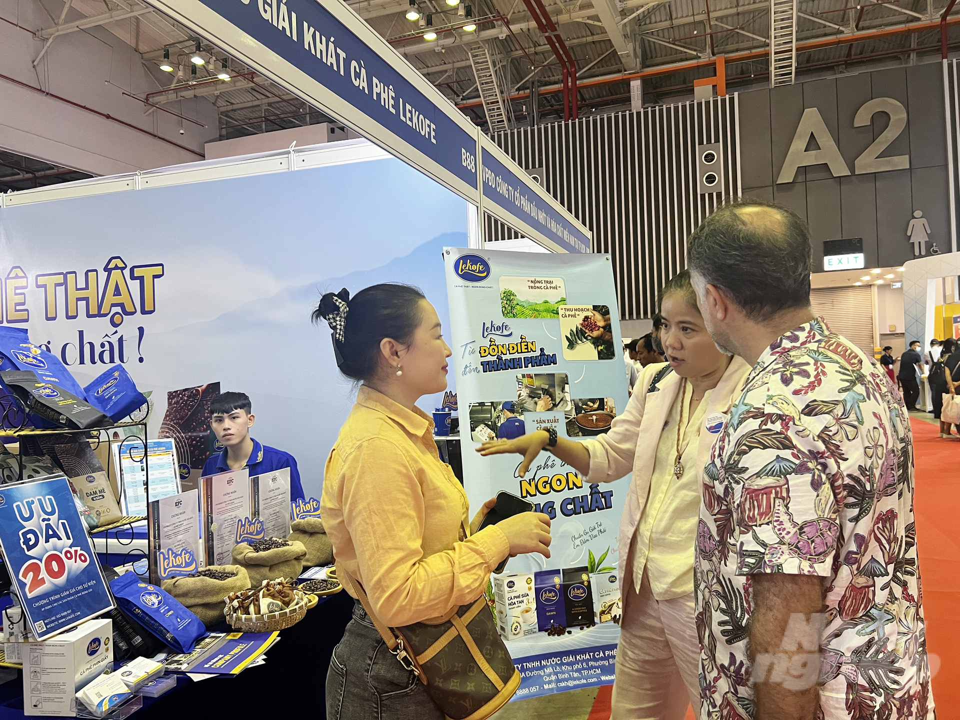 Nhà mua hàng nước ngoài tìm hiểu về hàng Việt tại hội chợ triển lãm. Ảnh: Nguyễn Thủy.