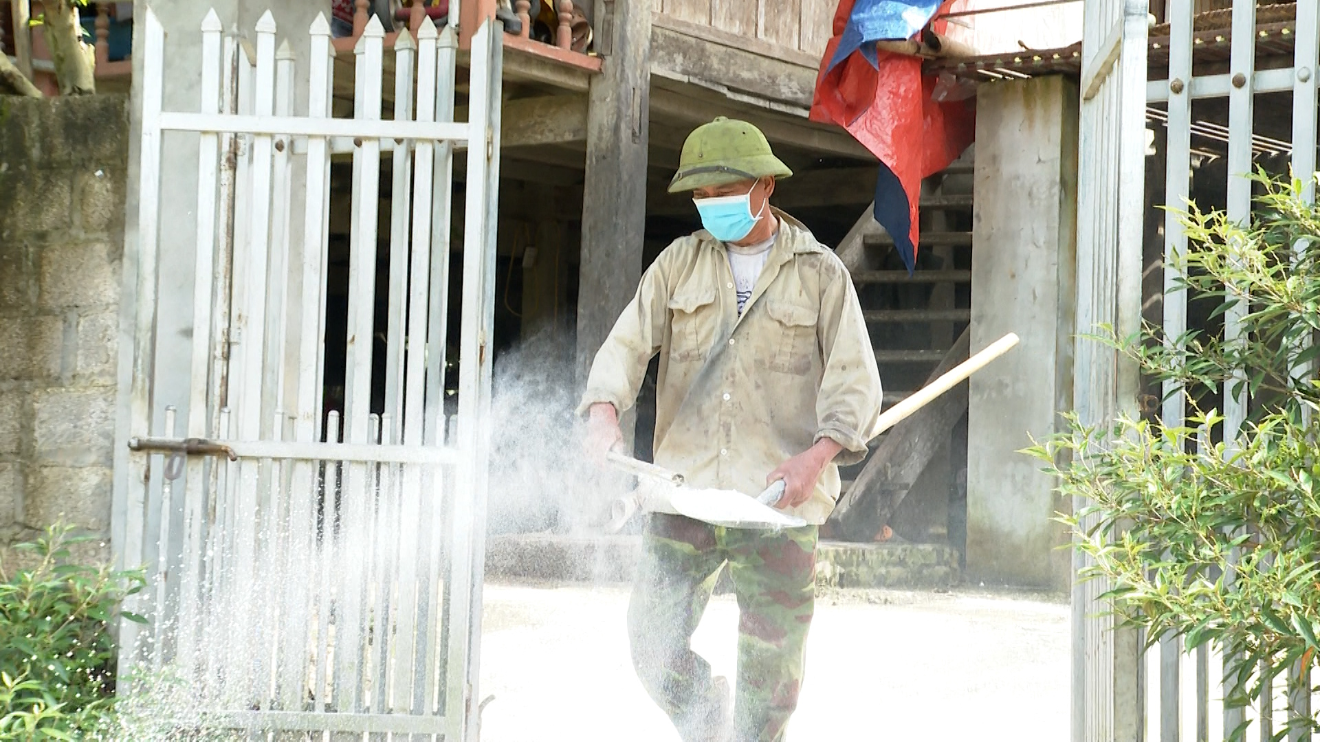 Disinfection is an essential solution to prevent disease. Photo: Quang Linh. 