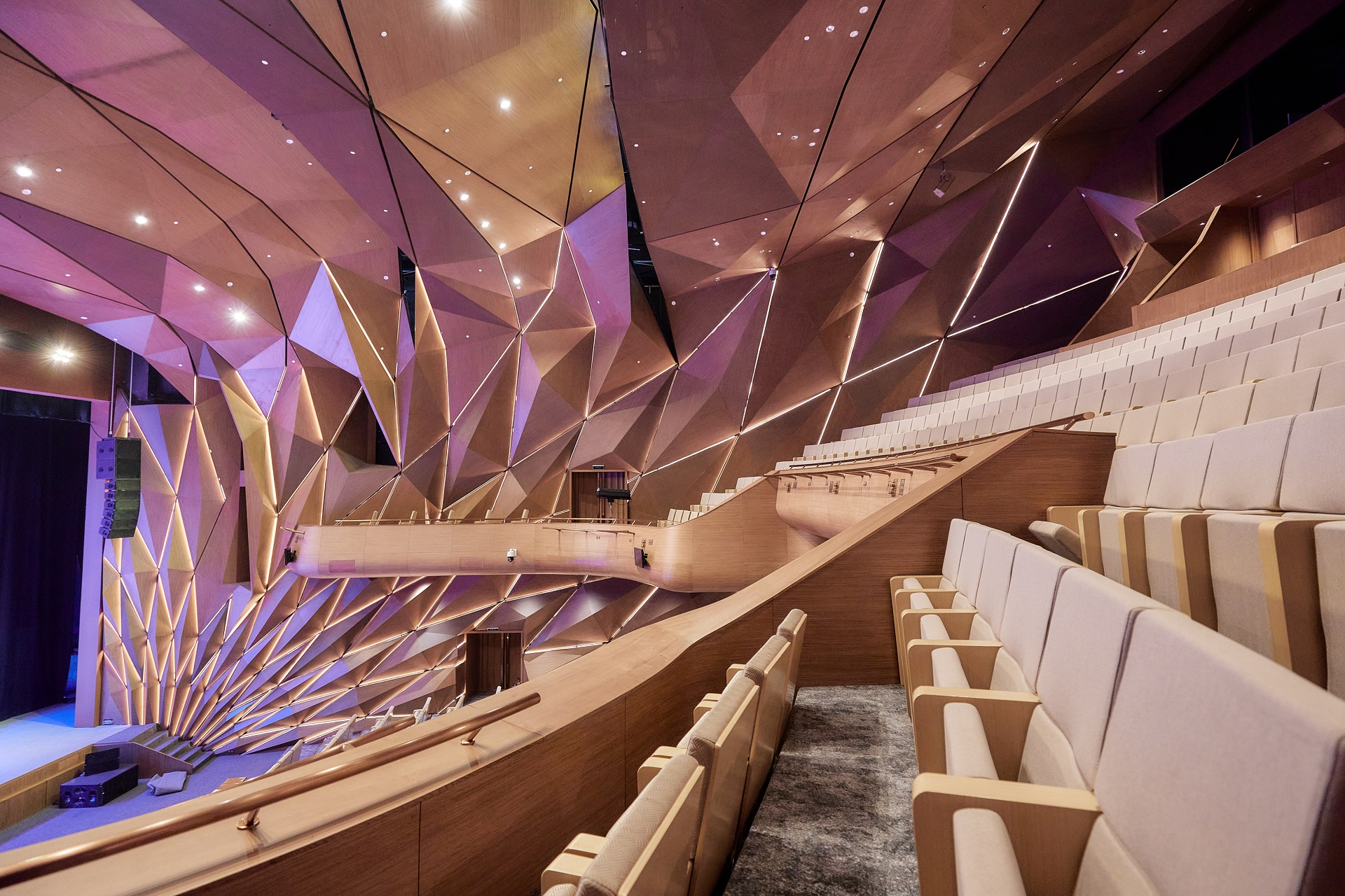 Khán giả được thưởng thức âm nhạc trong không gian nghệ thuật đẳng cấp với hệ thống âm thanh hiện đại bậc nhất thế giới của Nhà hát Hồ Gươm.
