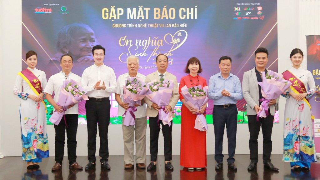Phó Cục trưởng Cục Báo chí Đặng Khắc Lợi (áo xanh) và Phó Bí thư Thành đoàn Hà Nội Đào Đức Việt (thứ ba từ trái vào) tặng hoa tri ân ekip sản xuất chương trình.
