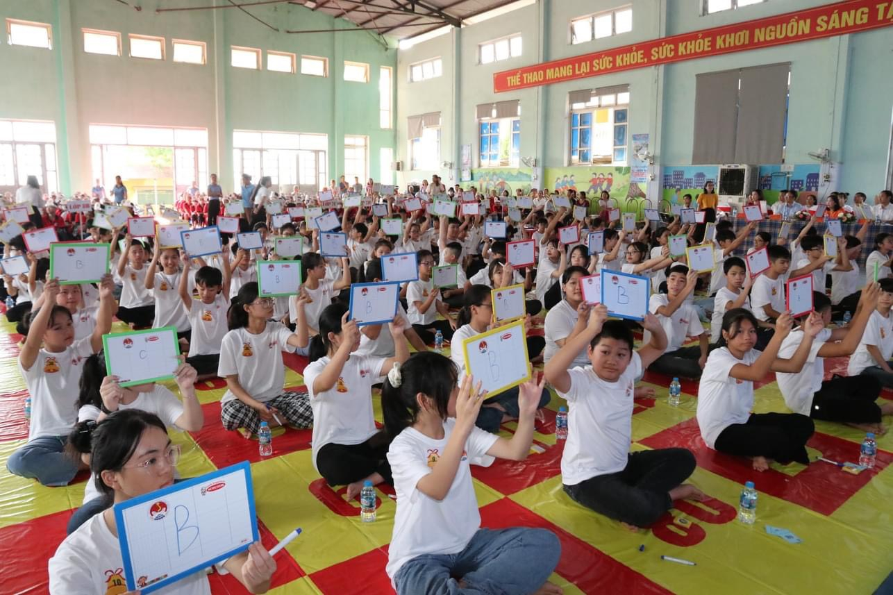 Các em học sinh trả lời đáp án các câu hỏi trong cuộc thi Rung Chuông Vàng. Ảnh: MP.