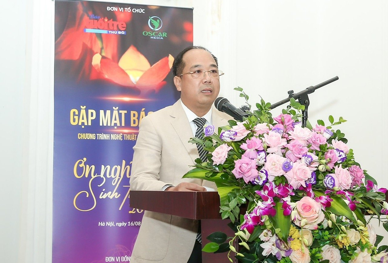 Tổng Biên tập báo Tuổi trẻ Thủ đô Nguyễn Mạnh Hưng chia sẻ tại buổi gặp mặt báo chí.