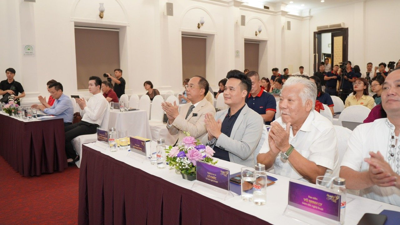 Các đại biểu dự buổi gặp mặt báo chí.