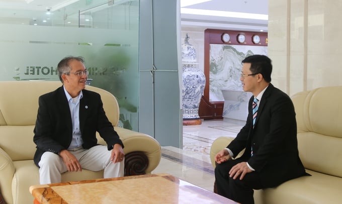 Ông Nguyễn Văn Long (bên phải), Cục trưởng Cục Thú y (Bộ NN-PTNT) trao đổi với Tiến sĩ, bác sĩ thú y Pawin Padungtod bên lề hội thảo. Ảnh: Đinh Mười.