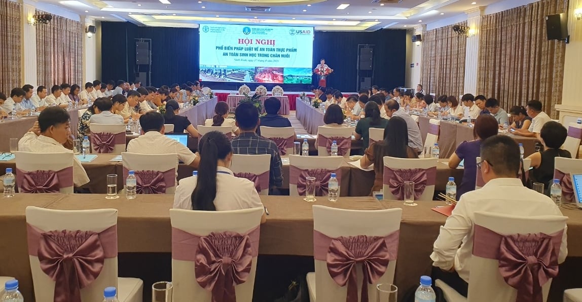 The Conference to disseminate the law on food safety and biosecurity in livestock took place on the morning of August 17 in Ninh Binh, organized by the Department of Livestock Production. Photo: HT.