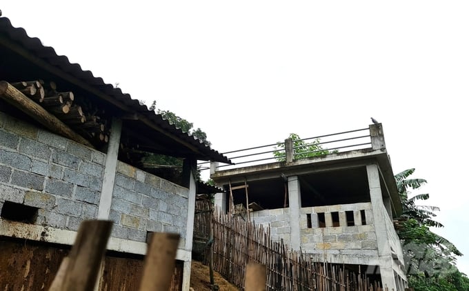 Ở thôn Khai Hoang Một, nhiều hộ dân xây dựng chuồng bò kiên cố và mất nhiều tiền hơn làm nhà. Ảnh: Đào Thanh.