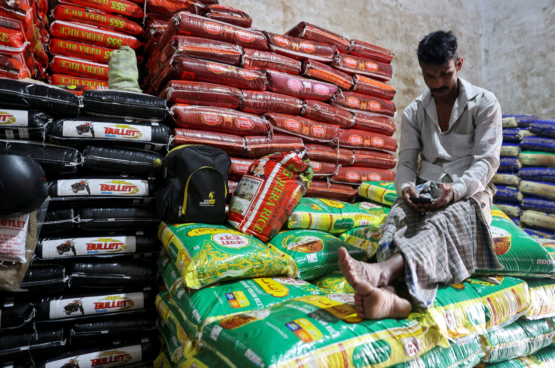 Một cửa hàng bán gạo ở Mumbai, Ấn Độ, hôm 4/8. Ảnh: Reuters.