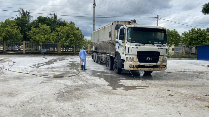 Disinfecting all vehicles before entering the premises of Dabaco Hai Phong Pig Co., Ltd. Photo: Quang Dung.