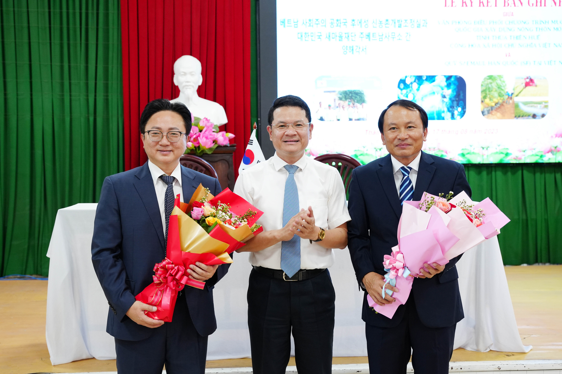 Đại diện lãnh đạo tỉnh Thừa Thiên Huế tặng hoa chúc mừng tại lễ ký kết. Ảnh: CĐ.