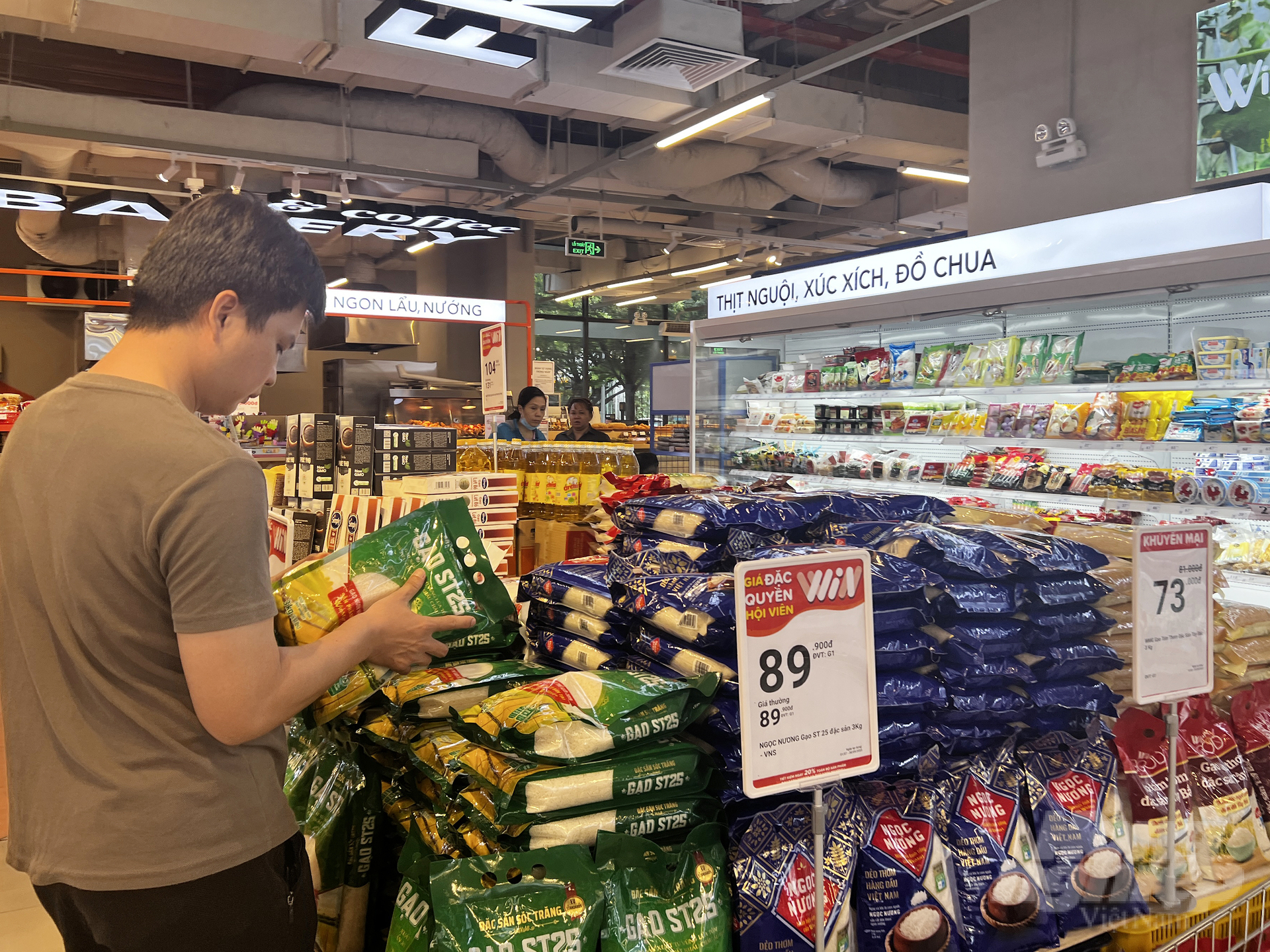 Người tiêu dùng lựa chọn gạo tại hệ thống siêu thị hiện đại. Ảnh: Nguyễn Thủy.