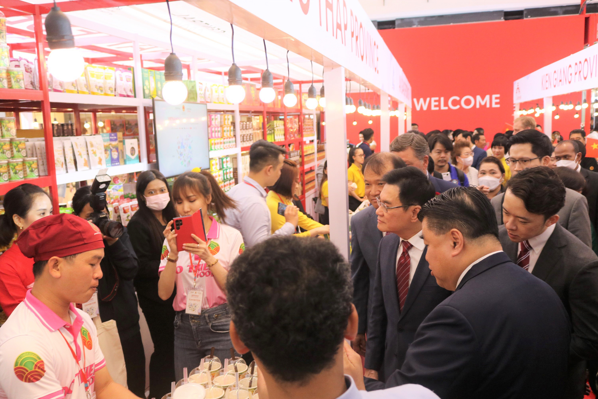 Jurin Laksanawisit, Deputy Prime Minister, Minister of Commerce of Thailand and many guests visited Vietnamese booths at 'Vietnamese Goods Week in Thailand 2023'.