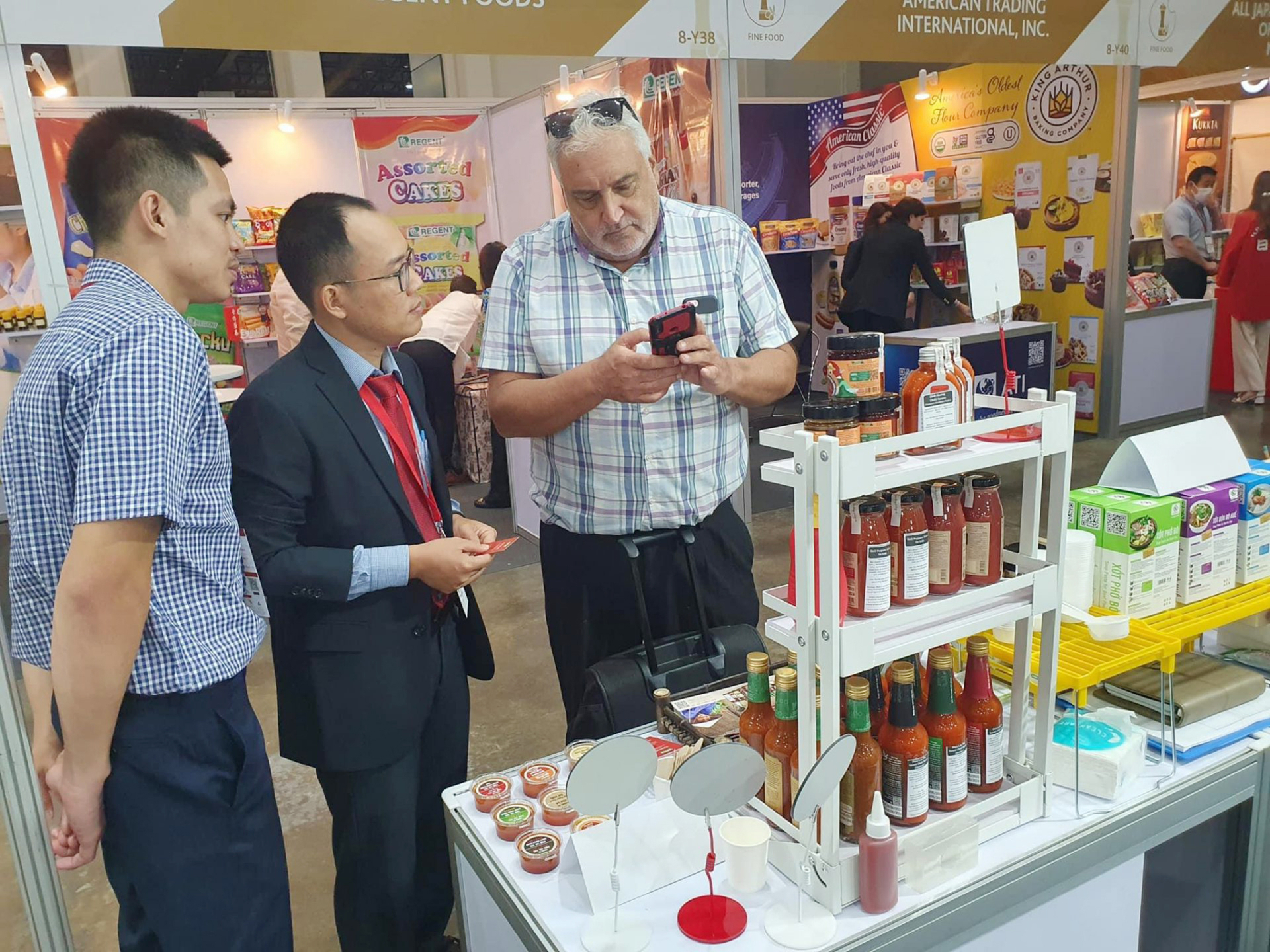 Duong Ngoc Van Long, Deputy Director of Tri Kien Food Co., Ltd. introduced products to shoppers at Thaifex Anuga 2023.