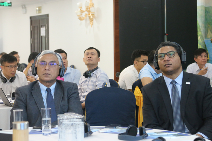 Representatives of international organizations listen to reports from Vietnamese units. Photo: Dinh Muoi.