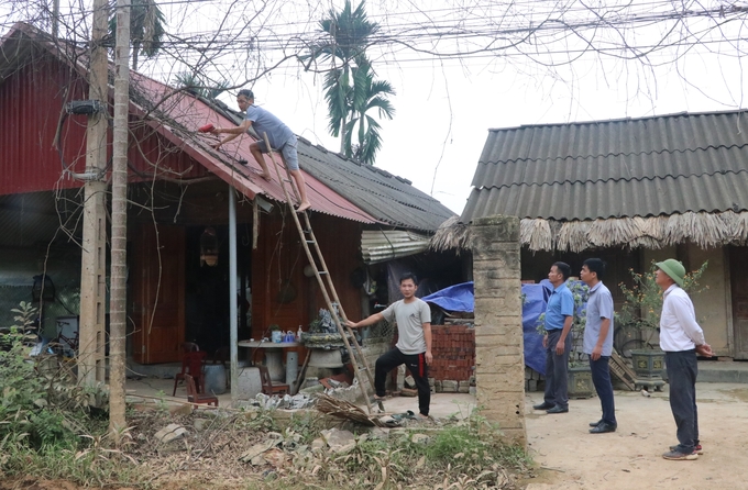 Lãnh đạo xã Quy Mông, huyện Trấn Yên xuống từng nhà tuyên truyền động viên người dân hiến đất mở đường. Ảnh: Thanh Tiến