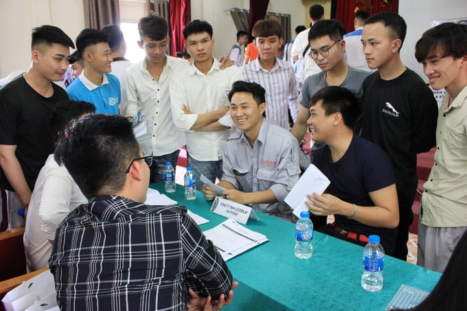 Job fair at Hanoi College for Electro - mechanics. Photo: HA.