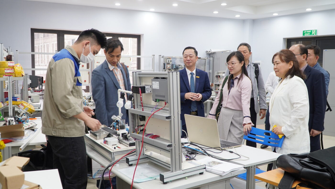 Dr. Dong Van Ngoc (3rd from left), Rector of Hanoi College for Electro - mechanics, introducing the college to international partners. Photo: HA.
