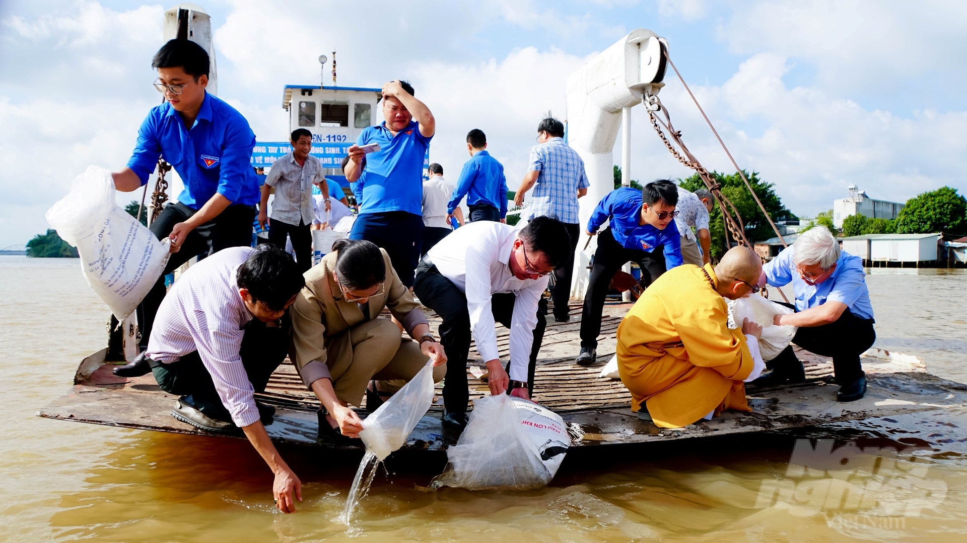 Hơn 307.000 cá thể cá bản địa, có giá trị kinh tế và khoa học cao đã được thả xuống sông Đồng Nai vào sáng 17/8. Ảnh: Lê Bình.