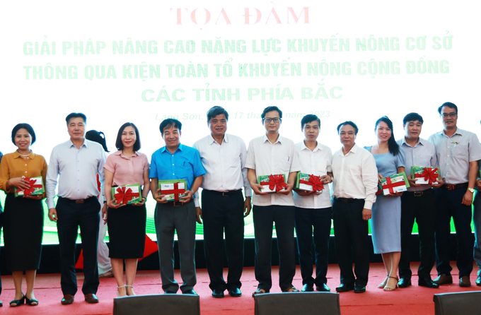Thứ trưởng Trần Thanh Nam tặng tài liệu cho đại diện các sở NN-PTNT, trung tâm khuyên nông các tỉnh phía Bắc.  Ảnh: Lâm Hùng.