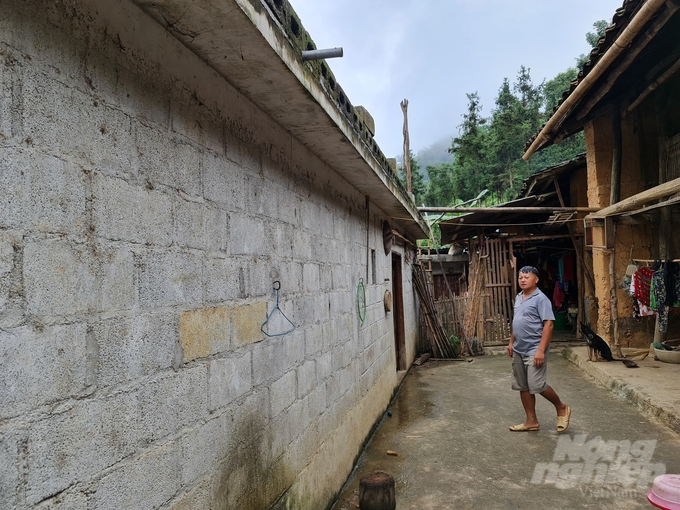 Khu chuồng bò xây kiên cố của gia đình Trưởng thôn Mua Mí Pó. Ảnh: Đào Thanh.