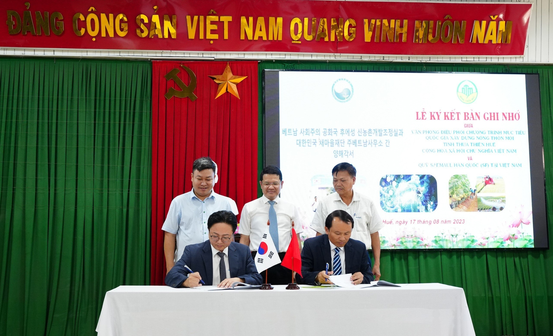 Văn phòng Điều phối Chương trình mục tiêu quốc gia xây dựng nông thôn mới tỉnh Thừa Thiên - Huế và Quỹ Saemaul Hàn Quốc tại Việt Nam ký biên bản ghi nhớ chiều 17/8. Ảnh: CĐ.