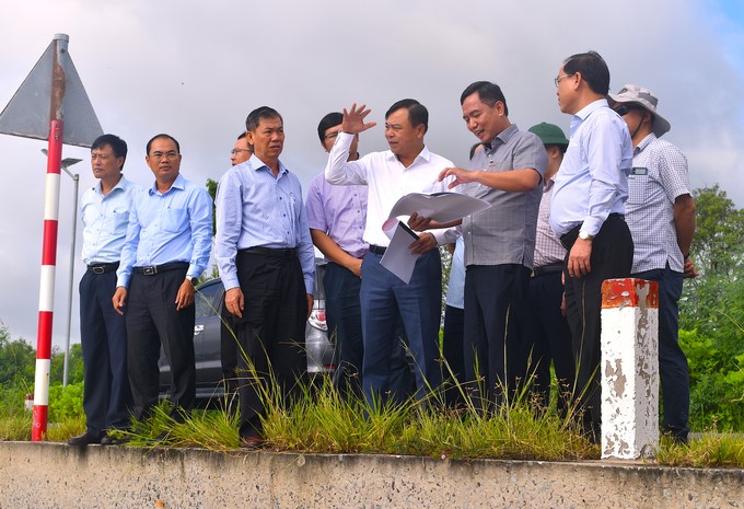 The Government's inter-sectoral delegation inspected the situation of landslide prevention and control in the Go Cong Sea. Photo: Minh Dam.