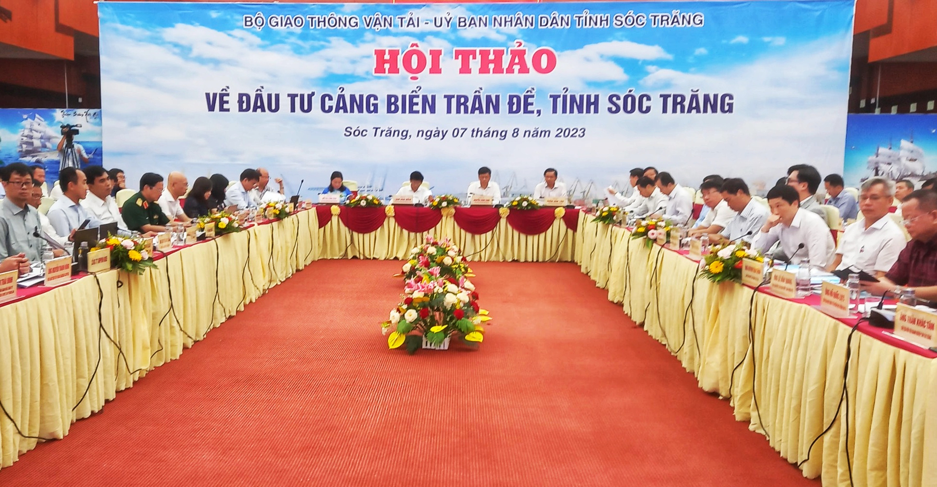 At the seminar on investment in Tran De seaport, Soc Trang province, businesses expressed that if Tran De seaport is built and put into operation, it is the key to cutting down on costs. Photo: Kim Anh.