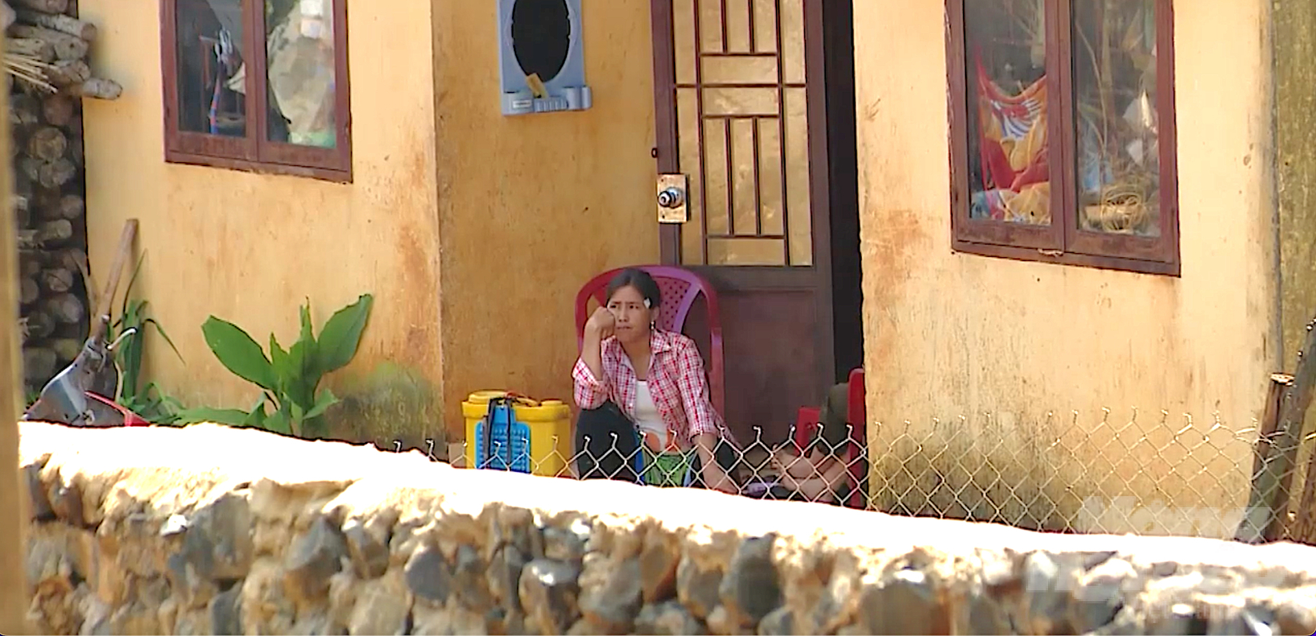 Đi ngang qua một căn nhà tái định cư ở thôn B'Nơm, Đắk P'lao, thấy người phụ nữ ngồi trước cửa, nét mặt ưu tư, tôi dừng lại chào đến lần thứ 3 mà chị không nghe. Ảnh: Phức Lập.