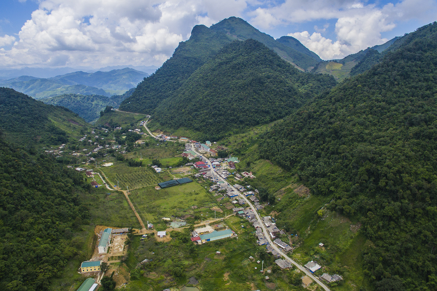 Hơn 98% trong tổng diện tích 200.000 ha của huyện Kỳ Sơn là đồi núi.