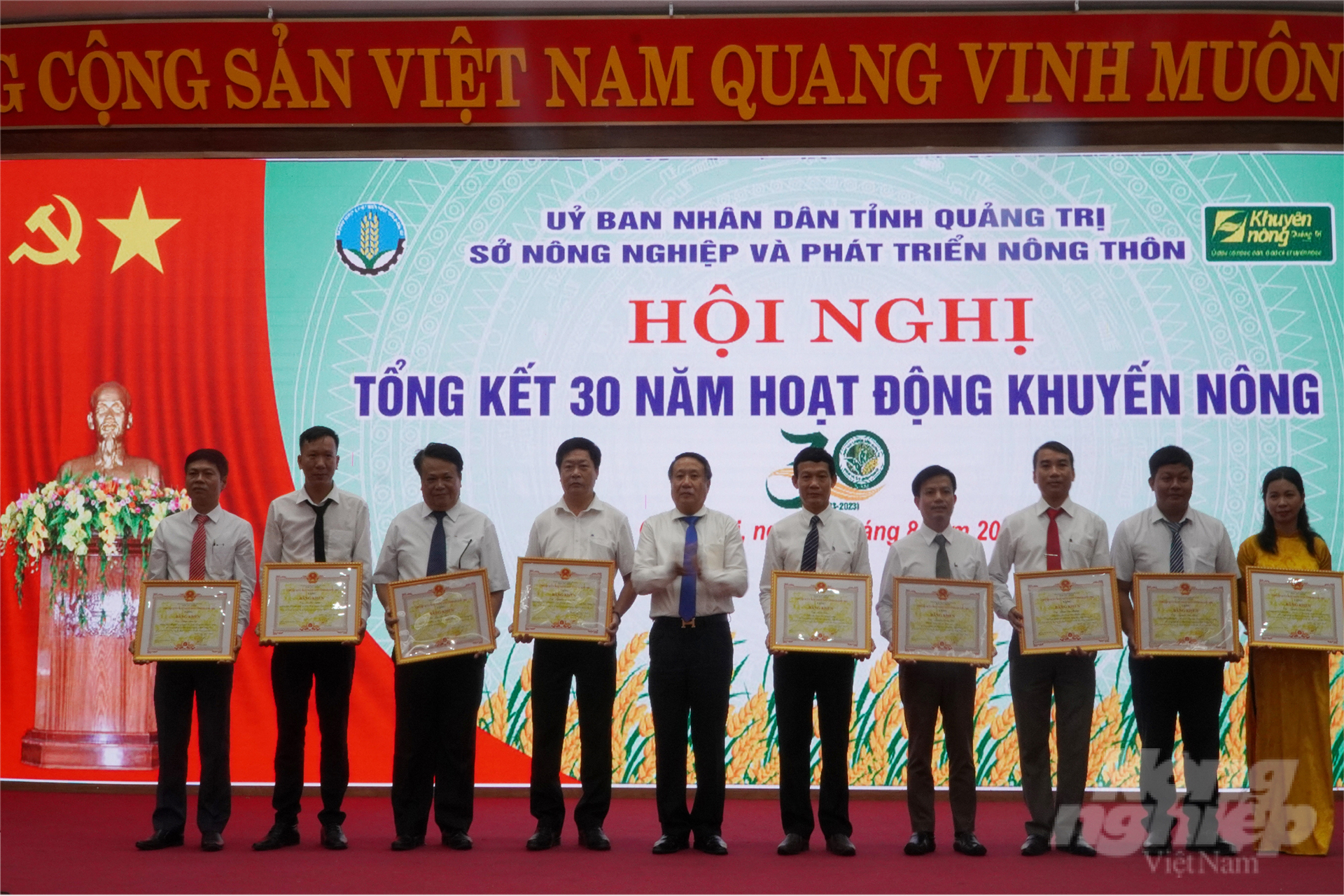 Ông Hà Sỹ Đồng trao Bằng khen của Chủ tịch UBND tỉnh Quảng Trị cho các cá nhân, tập thể có thành tích xuất sắc trong công tác khuyến nông giai đoạn 2018 - 2023. Ảnh: Võ Dũng.
