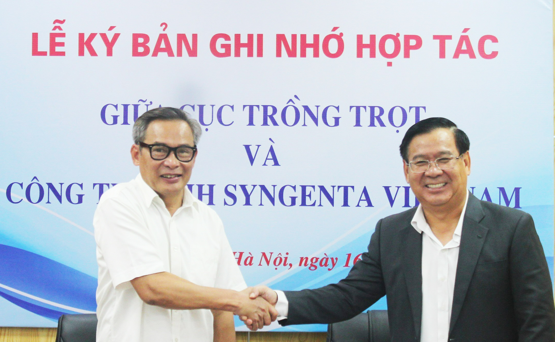 Mr. Nguyen Nhu Cuong, Director of the Department of Crop Production (left) and Mr. Tran Thanh Vu, General Director of Syngenta Vietnam Co., Ltd. signed a cooperation agreement. Photo: Department of Crop Production.