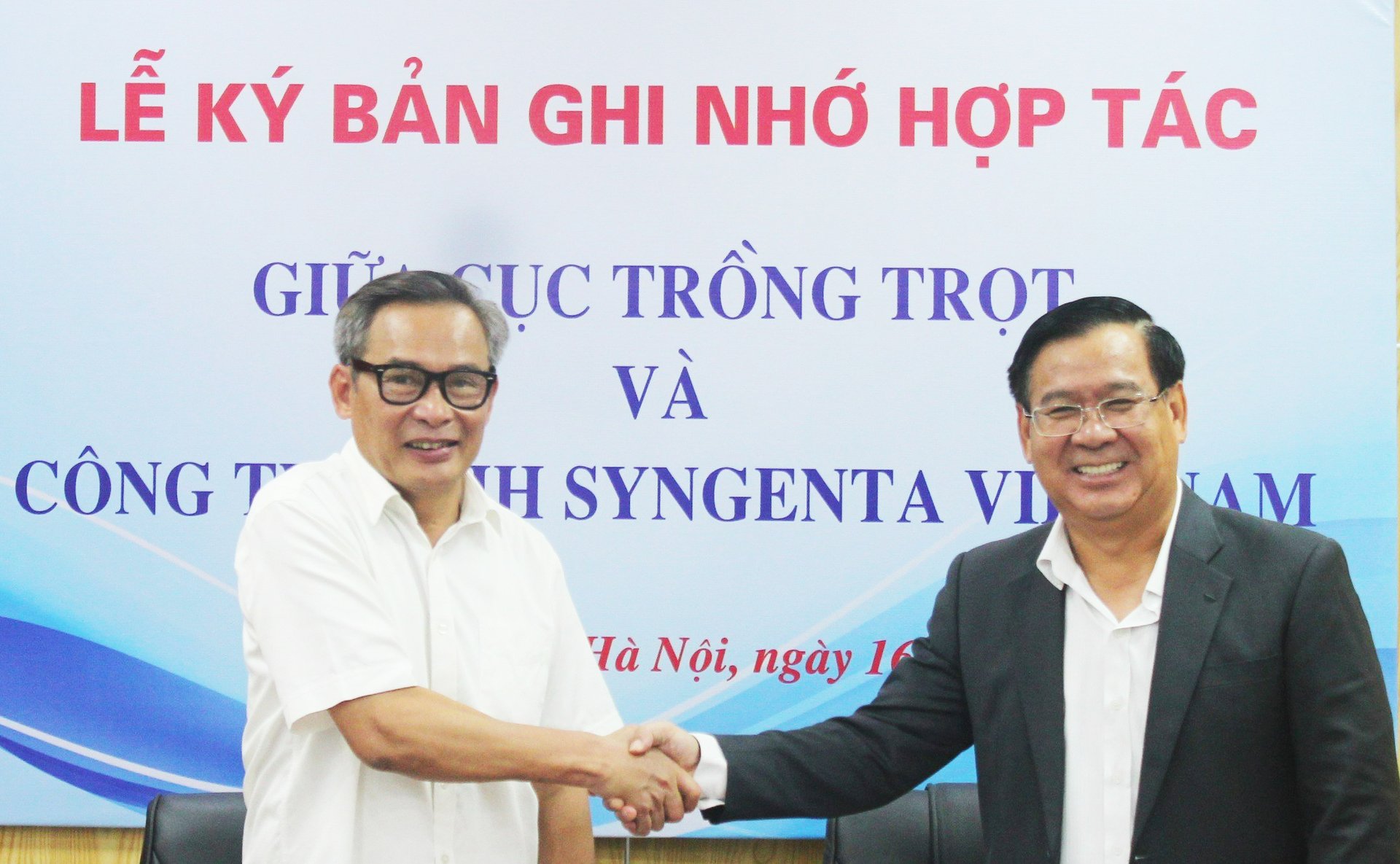 Ông Nguyễn Như Cường, Cục trưởng Cục Trồng trọt (trái) và ông Trần Thanh Vũ, Tổng Giám đốc Công ty TNHH Syngenta Việt Nam ký biên bản hợp tác. Ảnh: CTT.