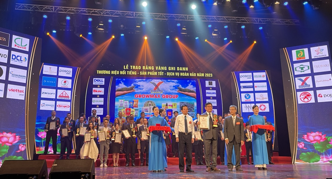 Ông Shen Yen Ling, Phó Tổng giám đốc phụ trách công thức và chất lượng của Tập đoàn GrowMax (giữa) nhận Giải thưởng 'Hàng Việt tốt vì quyền lợi người tiêu dùng' năm 2023.