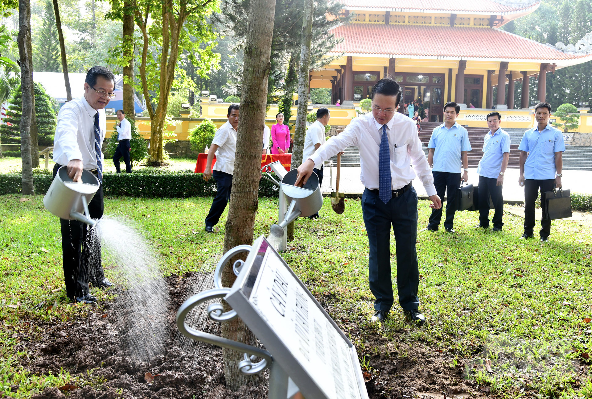 Chủ tịch nước Võ Văn Thưởng cùng các thành viên đoàn công tác Trung ương, tỉnh An Giang trồng cây lưu niệm tại Khu Lưu niệm Chủ tịch Tôn Đức Thắng. Ảnh: Lê Hoàng Vũ.