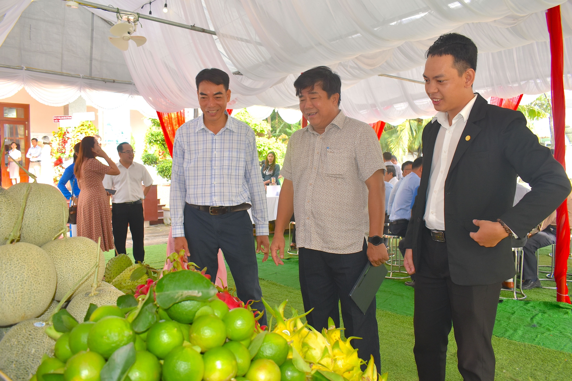 Ông Đoàn Văn Tuấn, Bí thư Huyện ủy Tân Phước giới thiệu các mặt hàng nông sản của huyện với các đại biểu. Ảnh: Minh Đảm.