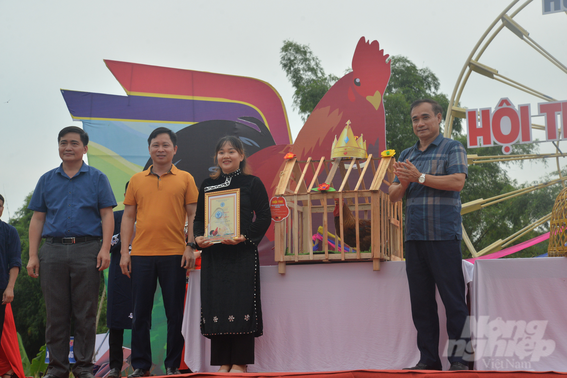 Lãnh đạo huyện Tiên Yên trao giải Vua gà Tiên Yên cho chú gà trống đến từ xã Điền Xá. Ảnh: Nguyễn Thành.